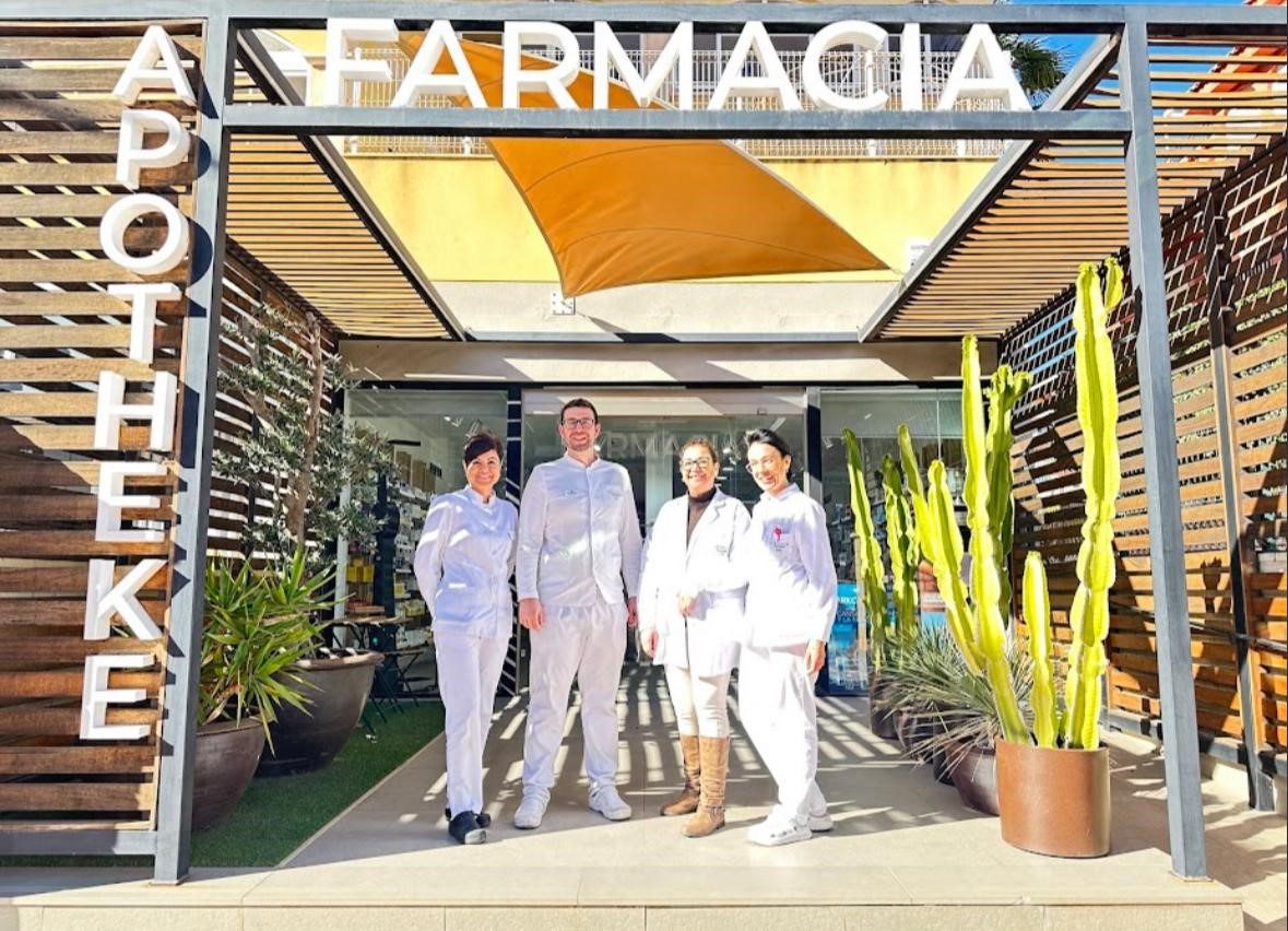 Equipo de Farmacia Torremar en la entrada